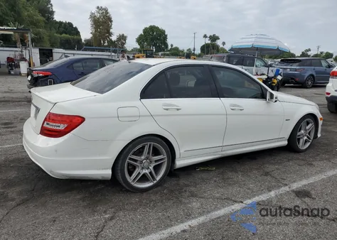 2012 Mercedes-Benz C 250 из США, поврежденный, VIN WDDGF4HB0CR221128
